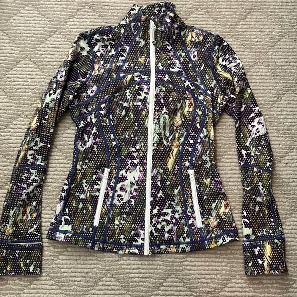 Like-new lululemon jacket, women’s size 6, floral and dot print